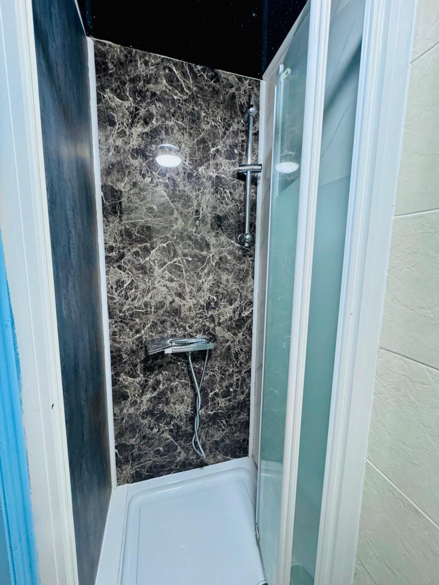 בולטון Unique Private Rooms מראה חיצוני תמונה